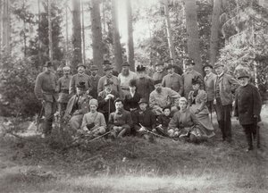 القيصر ألكسندر الثالث مع العائلة والأصدقاء في رحلة صيد في غابة Bialowieza ، روسيا ، 1894 بواسطة غير معروف