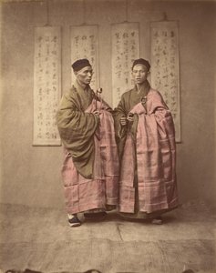 [رجلين صينيين يرتديان الزي التقليدي] ، 1870. بواسطة غير معروف