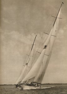 اثنان من اليخوت الشهيرة في مسابقة مثيرة ، 1936 بواسطة غير معروف