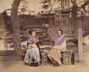 [امرأتان يابانيتان تجلسان على مقعد] ، 1870. بواسطة غير معروف