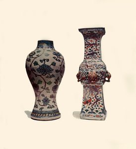 اثنين من المزهريات الخزفية بالمينا ، الصينية ، من القرنين الخامس عشر إلى السابع عشر ، 1908. بواسطة غير معروف
