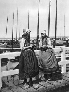 فتاتان في مرحلة الهبوط ، Marken ، هولندا ، c1934 بواسطة غير معروف