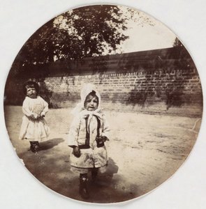 "طفلين صغيرين يمشيان بجانب الحائط" ، مقابل ليس أنيس 1890 بواسطة غير معروف