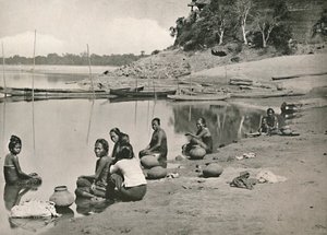 مشهد نموذجي على ضفة النهر على إيراوادي العظيم - النساء يستحمن ويجرون الماء ، 1900. بواسطة غير معروف