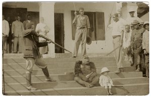 غوريلا مروّضة ، حوالي عام 1910 (صورة بالأبيض والأسود) بواسطة غير معروف
