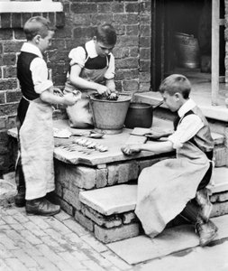 المملكة المتحدة: الأولاد يقومون بتقشير البطاطس والسكاكين في دار الأيتام Workhouse - Pontefract - c1905 بواسطة غير معروف