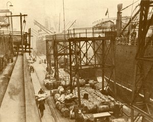 تفريغ Foodships في Royal Albert Docks ، لندن ، c1930. بواسطة غير معروف