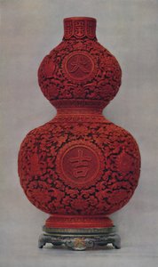 إناء من الطلاء الأحمر المنحوت على أرضية خضراء زيتية مع حامل طلاء مسطح ، 1928 بواسطة غير معروف