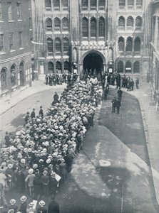 في انتظار دخول Guildhall لأول دعوة كبيرة للسيد Asquiths لاجتماع الأسلحة ، 1914 بواسطة غير معروف