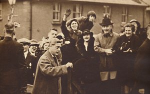 ويلز تعرف كيف تبتهج ، 1936 1937 بواسطة غير معروف