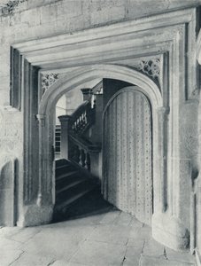 Waynfletes North Door ، مع سلالم من القرن السابع عشر إلى المدرسة العليا و Antechapel ، 1926 بواسطة غير معروف