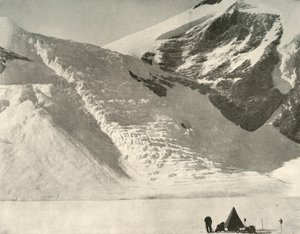 مخيم الطرف الغربي في 28 ديسمبر تحت نهر جليدي معلق في صخور الكاتدرائية ، 1909 بواسطة غير معروف