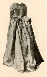 فستان زفاف من الساتان الأبيض ترتديه السيدة سانت كلير في فيلادلفيا ، 1760 ، 1937. بواسطة غير معروف