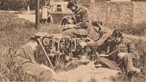 مشغل لاسلكي داخل أحدث نوع من آلة التدريب ، 1940 بواسطة غير معروف