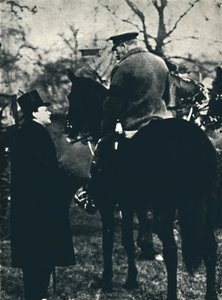 مع الملك جورج الخامس في التدريبات العسكرية ، 1913 ، 1945. بواسطة غير معروف