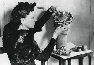 امرأة تصنع قبعة من نشارة الخشب ، فرنسا التي تحتلها ألمانيا ، أبريل 1941 بواسطة غير معروف