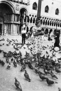 امرأة محاطة بحمامات ، ساحة سانت مارك ، البندقية ، إيطاليا ، 1938 بواسطة غير معروف