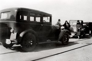 النساء والسيارات المتوقفة ، 1930 بواسطة غير معروف