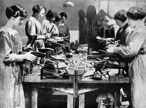 نساء إسكافيون يصلحون الأحذية من أجل المجهود الحربي ، 1914-1918 1936 بواسطة غير معروف