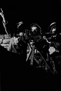 النساء في الخدمة على بطارية مضادة للطائرات ، 1943 بواسطة غير معروف