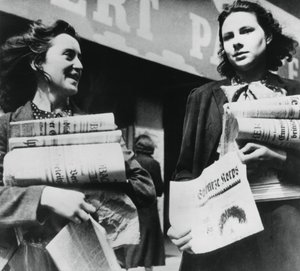 نساء يبيعن الصحف الألمانية ، باريس التي تحتلها ألمانيا ، 19 يوليو 1940 بواسطة غير معروف
