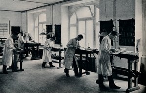 ورشة عمل المدرسة الفنية للفنون والحرف ، فلنسبورغ ، ألمانيا. c1908 بواسطة غير معروف