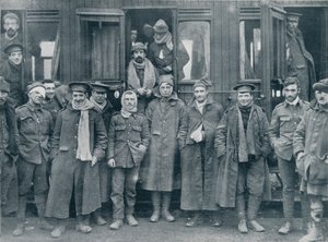 جرح جنود إنجليز في طريقهم إلى مستشفى قاعدة ، ج 1914 بواسطة غير معروف