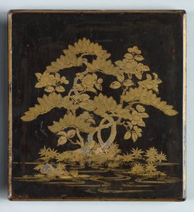 مربع الكتابة Suzuribako مع تصميم من الصنوبر والكاميليا وغطاء من الخيزران ، 1400s. بواسطة غير معروف