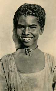 فتاة صغيرة ، c1918-c1939. بواسطة غير معروف