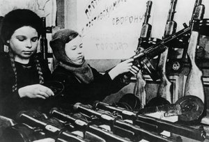 فتيات صغيرات يجمعن مدافع رشاشة في مصنع روسي ، 1943 بواسطة غير معروف