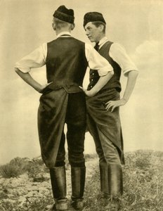 شباب يرتدون الزي التقليدي ، بورغنلاند ، النمسا ، c1935. بواسطة غير معروف