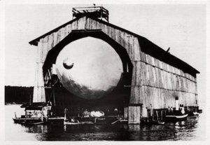 Zeppelin LZ1 في علاقة عائمة في Manzell ، فريدريشهافين ، ألمانيا ، 1900 ، 1933 بواسطة غير معروف