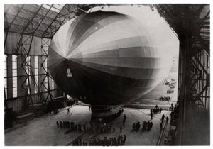 Zeppelin LZ 127 Graf Zeppelin يدخل حظيره ، 1933 بواسطة غير معروف