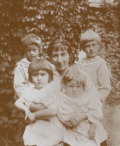 Zinaida Serebriakova مع أطفالها ، 1920s بواسطة غير معروف