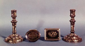 زوج من شموع Louis XVI مطعمة بالذهب وعرق اللؤلؤ مع صندوقين للنقط البيكي الإنجليزية في القرن الثامن عشر