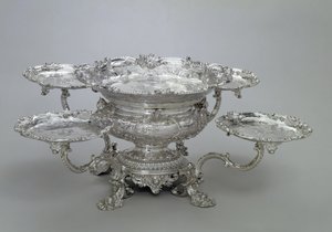 القطعة المركزية الجديدة من بول دي لاميري (1688-1751) ، 1743 بواسطة غير معروف غير معروف