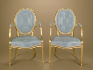 زوج من كراسي carver المذهبة المدعمة بالبيضاوي من آدم ، منجد باللون الأزرق ، c.1780 بواسطة غير معروف غير معروف