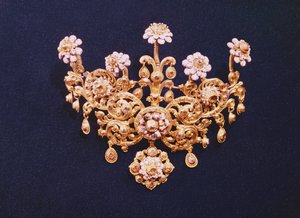 Stomacher ، الإسبانية ، القرن الثامن عشر (مجموعة من الذهب مرصعة بالماس مقطوع الورود)