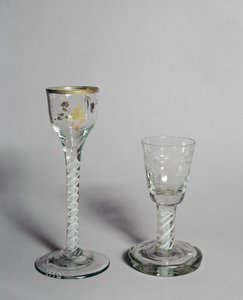كأس نبيذ بزخرفة مذهبة ، وعاء زجاجي ساق وجذع ملتوي غير شفاف ، c.1760