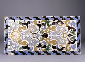 لوحة من البلاط الفخاري من عهد بني نصر ، مع تصميم من الأرابيسك والسعيفات المتشابكة ، أواخر القرن الرابع عشر أو الخامس عشر بواسطة غير معروف