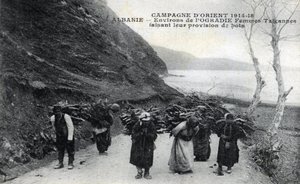 ألبانيا: نساء غجريات يرتدين حزمات خشبية على ظهورهن - بطاقة بريدية 1914-1918 بواسطة فنان غير معروف