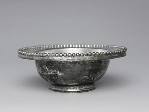 وعاء مع حافة مطرزة ، 300-500 بواسطة غير معروف