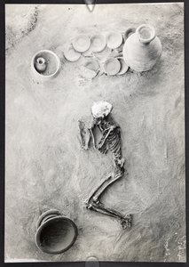 مجموعة الدفن في مقبرة في الموقع H ، الخندق الشرقي ، حفريات Harappa ، Mohenjo-Daro (صورة b / w) بواسطة فنان غير معروف