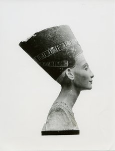 Bust of Queen Nefertiti, side view, copy of bust in the Aegyptisches Museum, SMPK, Berlin (painted limestone) (b/w photo) (see also 114018-20) بواسطة غير معروف