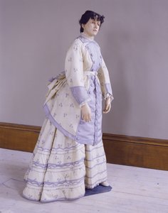 فستان صاخب من الألبكة المطبوعة الاعوجاج ، c1872-4 بواسطة غير معروف