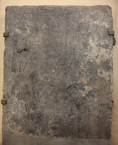 مجموعة الكاتدرائية. جزء من صفيحة حجرية. الإغاثة. مسؤول الكنيسة. الكنيسة الأصلية (Saint-Quentin of Tournai. نهاية القرن 13. التفاصيل. بواسطة فنان غير معروف