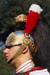 صورة مقربة من cuirassier يرتدي خوذة بواسطة فنان غير معروف