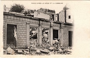 Commune de Paris (1871): تم تدمير قصر Adolphe Thiers بعد مصادرة ممتلكاته في مايو 1871. طباعة على الورق المقوى ، Dim. 9x14 سم بواسطة غير معروف