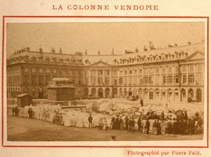 Commune de Paris (1871): تدمير عمود Vendome في مايو 1871. صورة فوتوغرافية لـ Pierre Pepetit. طباعة على كرتون ، خافت. 9x5،4 سم بواسطة غير معروف