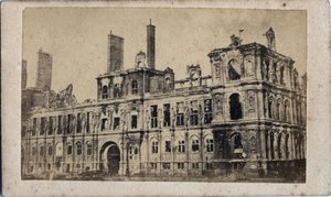 Commune de Paris (1871): منظر لمبنى البلدية بعد حريق مايو 1871. تصوير مجهول. طباعة على كرتون خافت. 10x7 سم بواسطة غير معروف